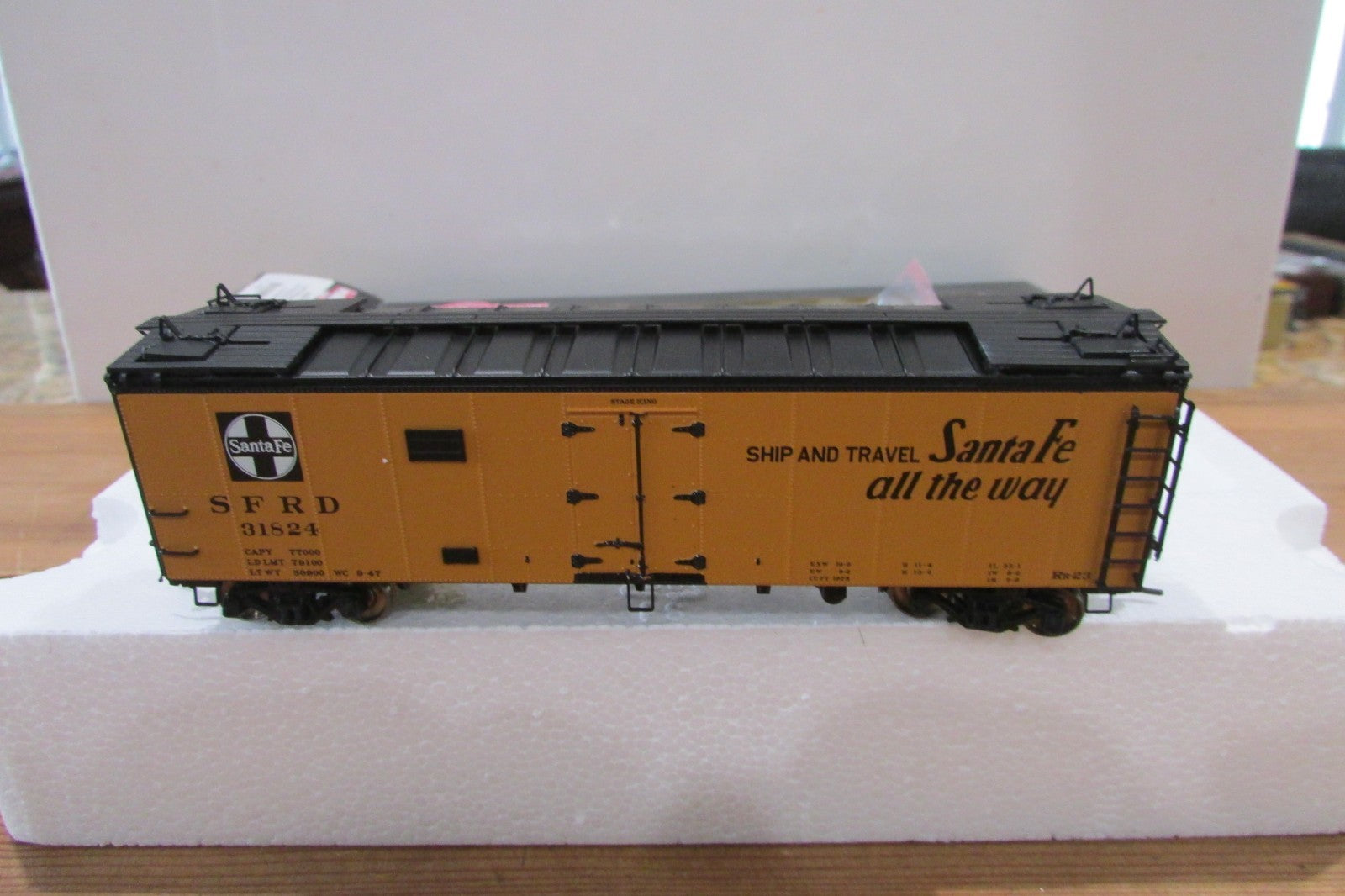 HO Scale InterMountain 49109-195 Santa Fe Refrigerator Car #31824  IM5121