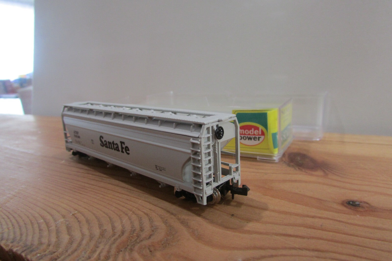 N Scale Model Power 3465 55" Cylindrical Hopper Santa Fe
