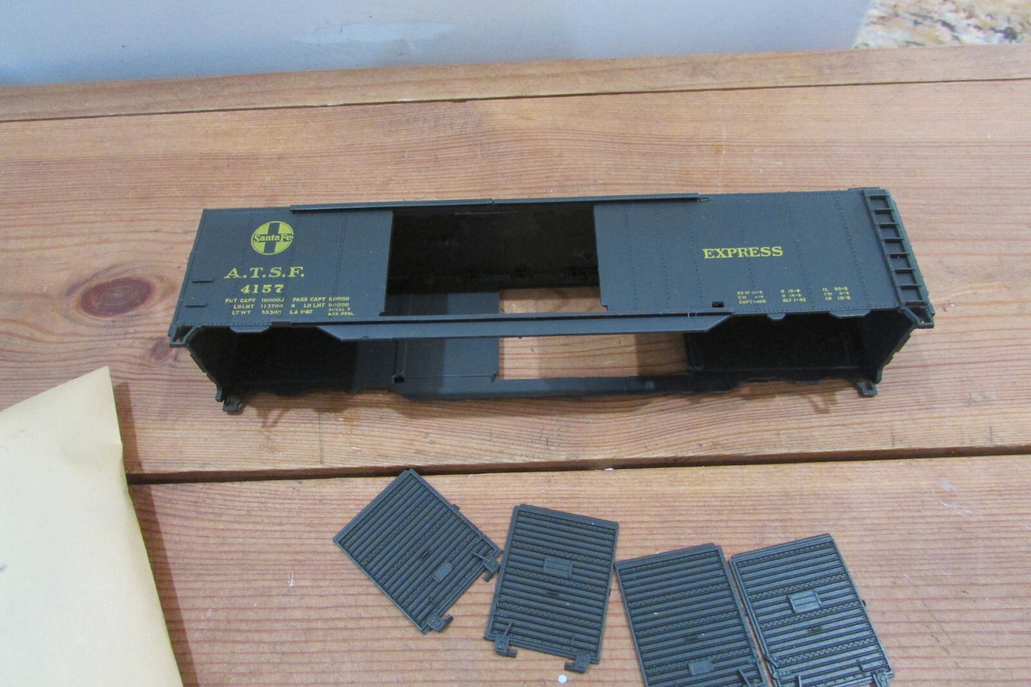 HO Scale Athearn 5034 50ft DD Box Car AT&SF #4157 Kit ATH4533