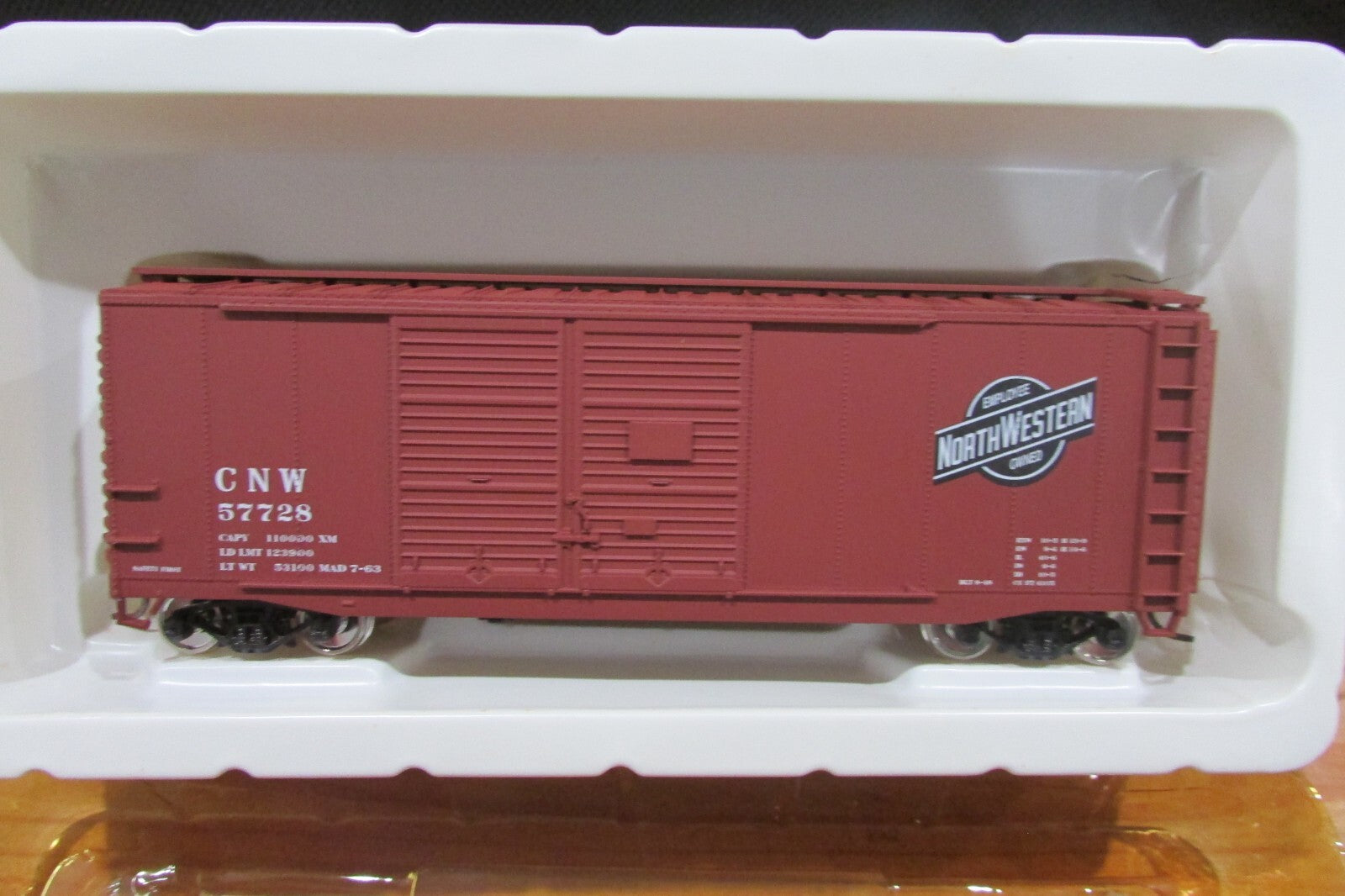 HO Scale Accurail 93612 Double Door 40' Steel AAR BoxCar C & N.W ACC4864