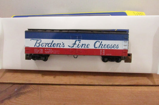 HO Scale AHM 5279D Private Owner Reefer "Borden's Fine Cheeses"