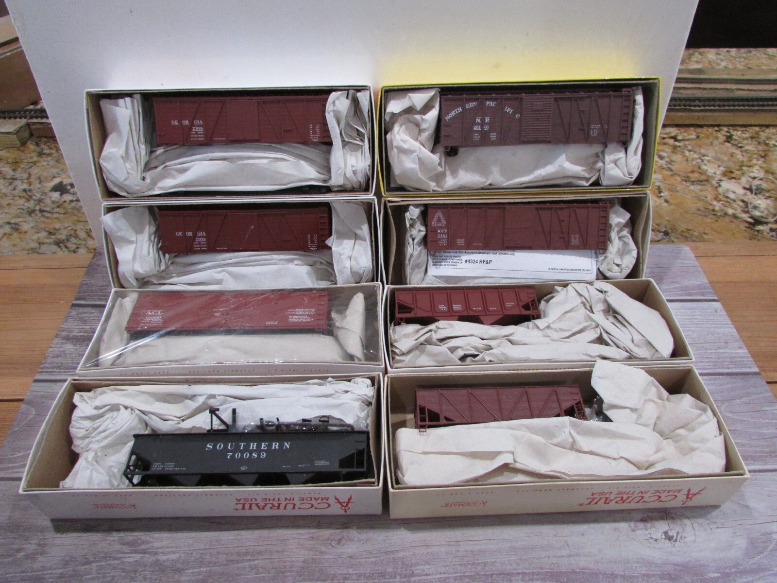 HO Scale  Accurail (8) Assorted  Hopper, Box Car Kits Lot#3539