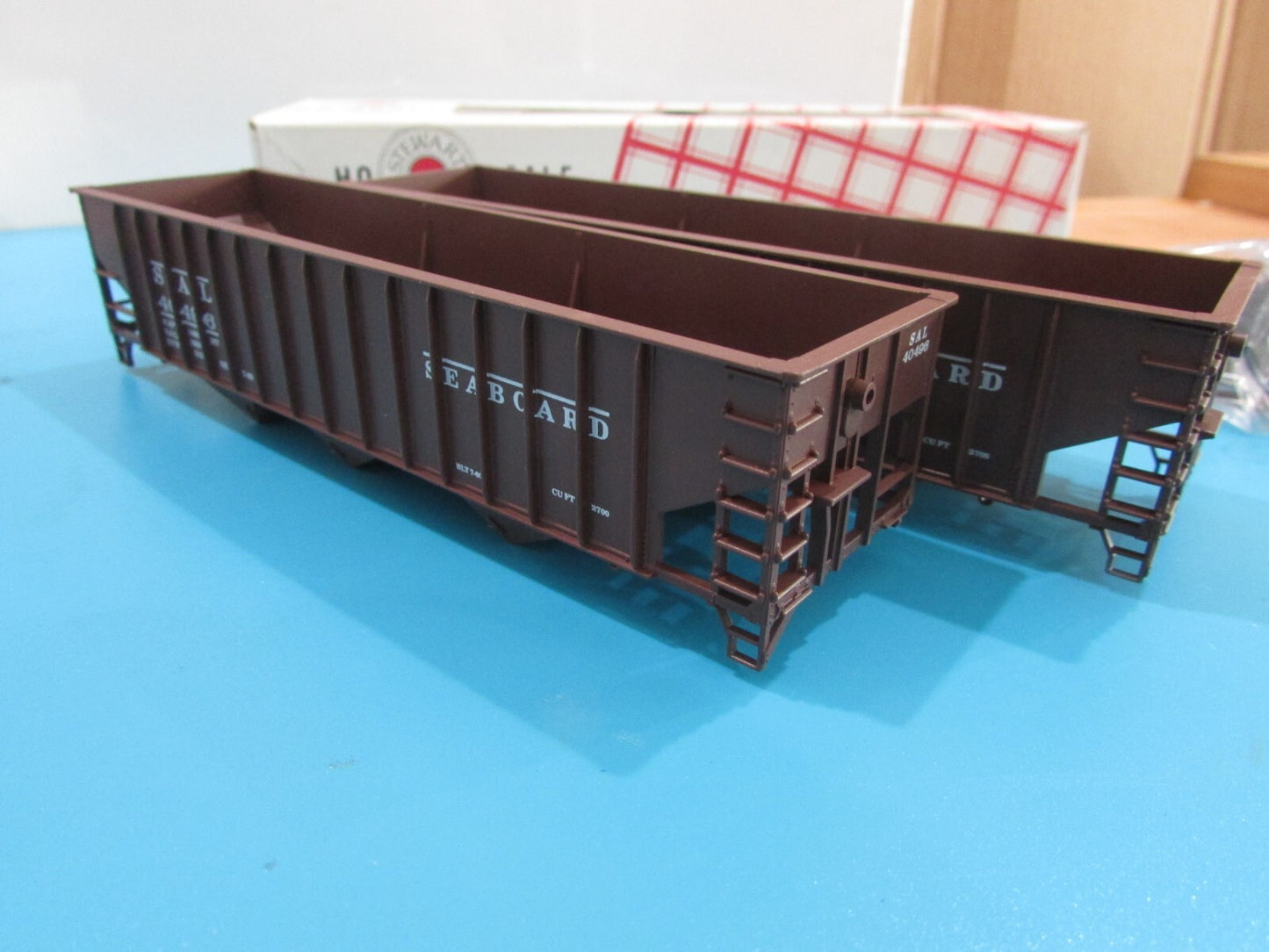 HO Scale Stewart Hobbies (2) 70Ton 3Bay Hooper Cars SAL  Lot#0891