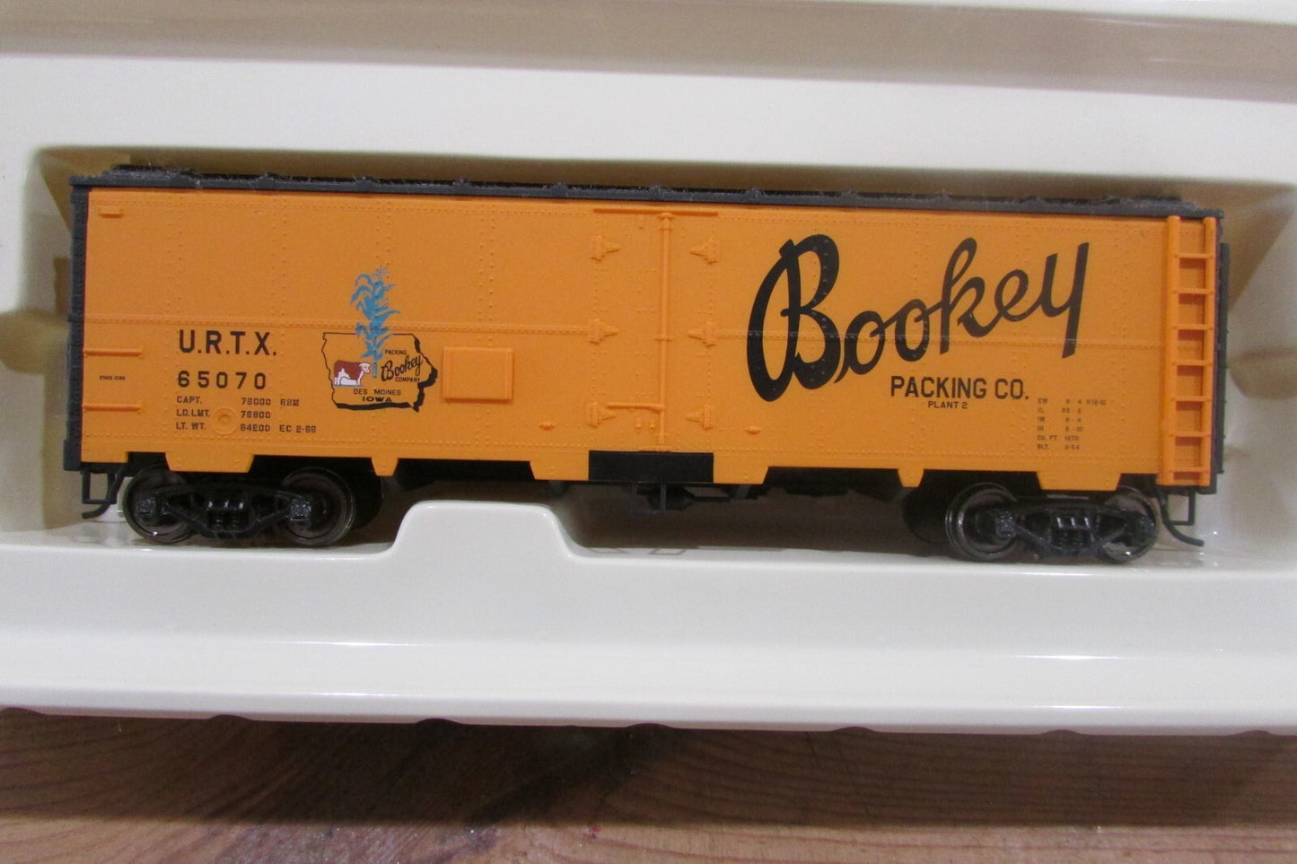 HO Scale Walthers 932-2584 40' Meat Reefer Bookey (URTX) #65070 Wal4897