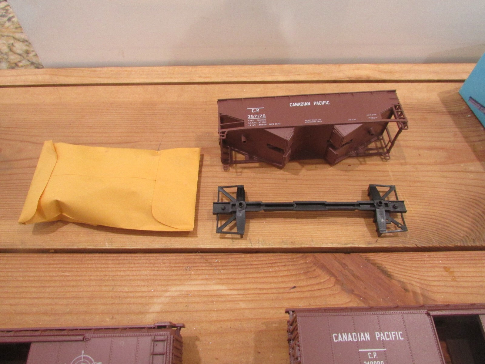 HO Scale Athearn (3) Assorted Cars Kits Canadian Pacific Lot#1910