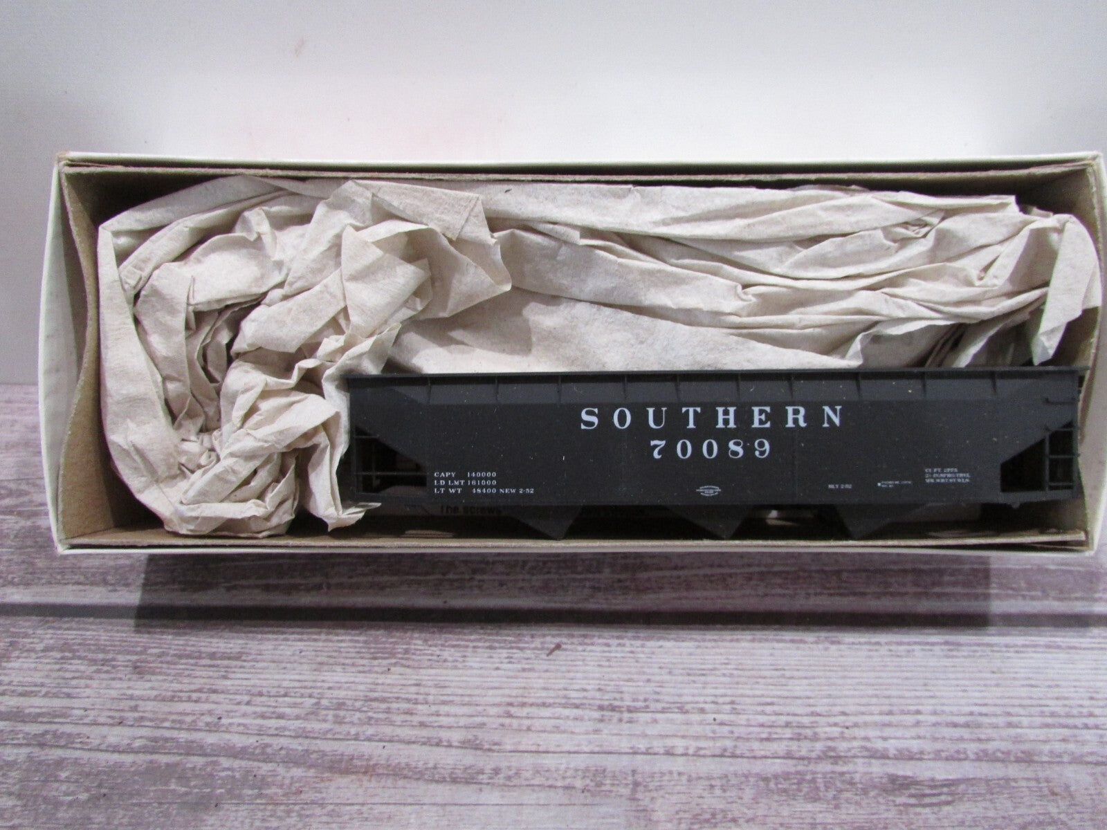HO Scale  Accurail 7542 AAR Tipler Bay Hopper Kit B&M #7056