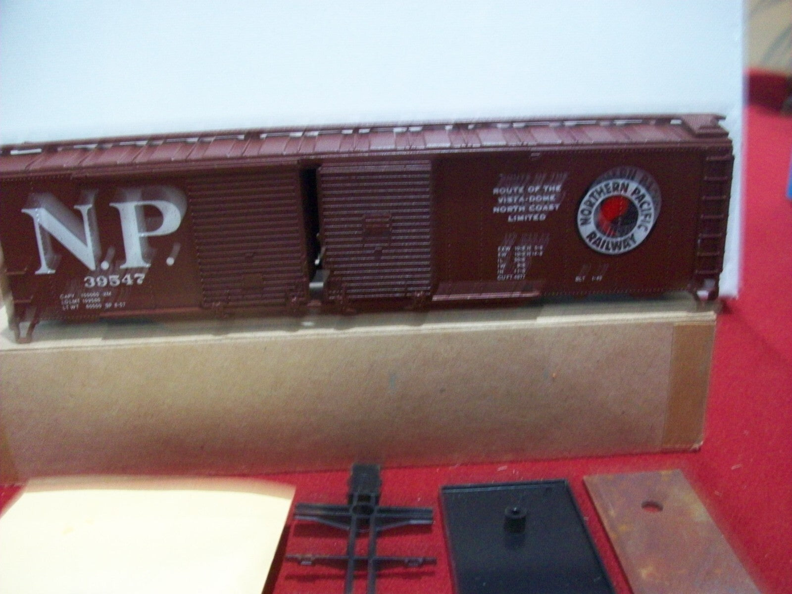 HO Scale (2) Athearn Northern Pacific Railway Cars Kit Lot#4068