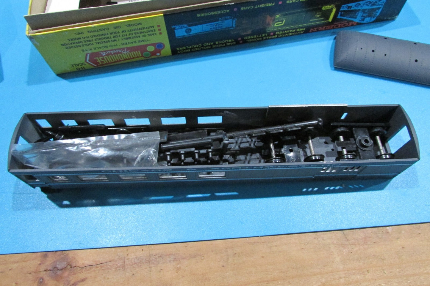 HO Scale Roundhouse (2)Harriman Style Chicago & Northwester Kits Lot#2630