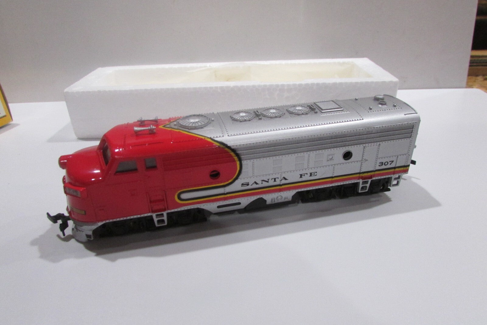 HO Scale Bachmann 41-615-02 EMD F9 Diesel Locomotive Santa Fe Lot#2816