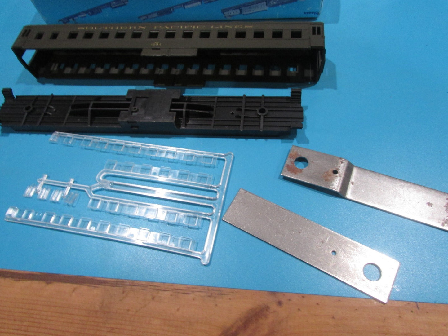 HO Scale Athearn 1853 Coach Passenger Car Southern Kit  Lot#1527