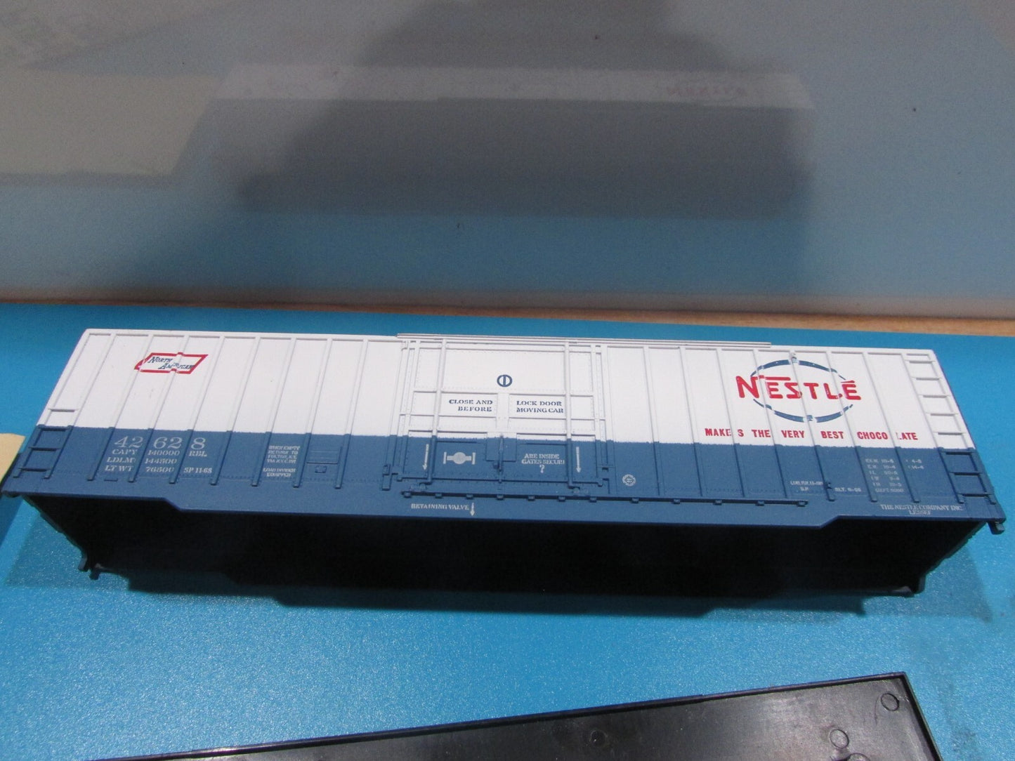 HO Scale Athearn 5284 50ft Plug Door Box Car Kit Nestle Lot#0851