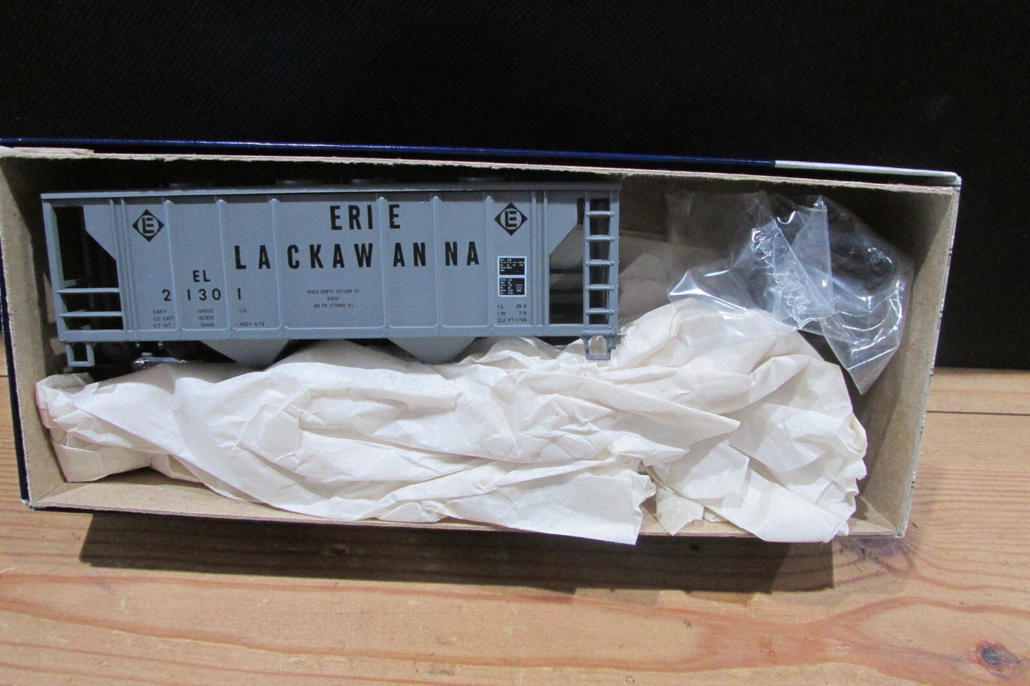 HO Scale Roundhouse 1448 2Bay Covered Hopper Erie Lackawanna RH4860