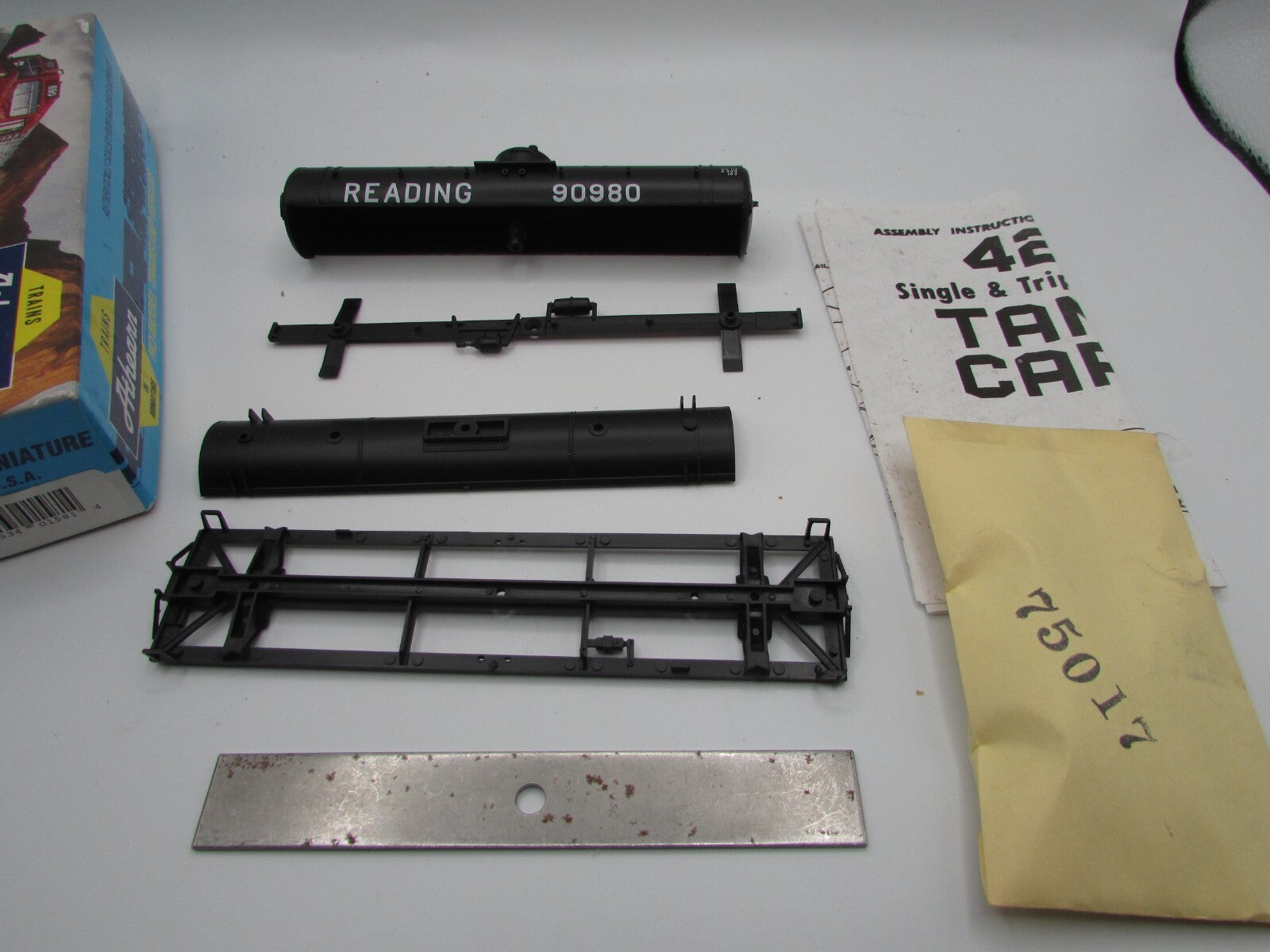 HO Scale Athearn01581 SD Tank Car Reading #90980 ATH4683