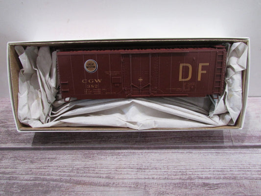 HO Scale  Accurail 3133 40' Plug Door Box Car Chicago Great Western #382