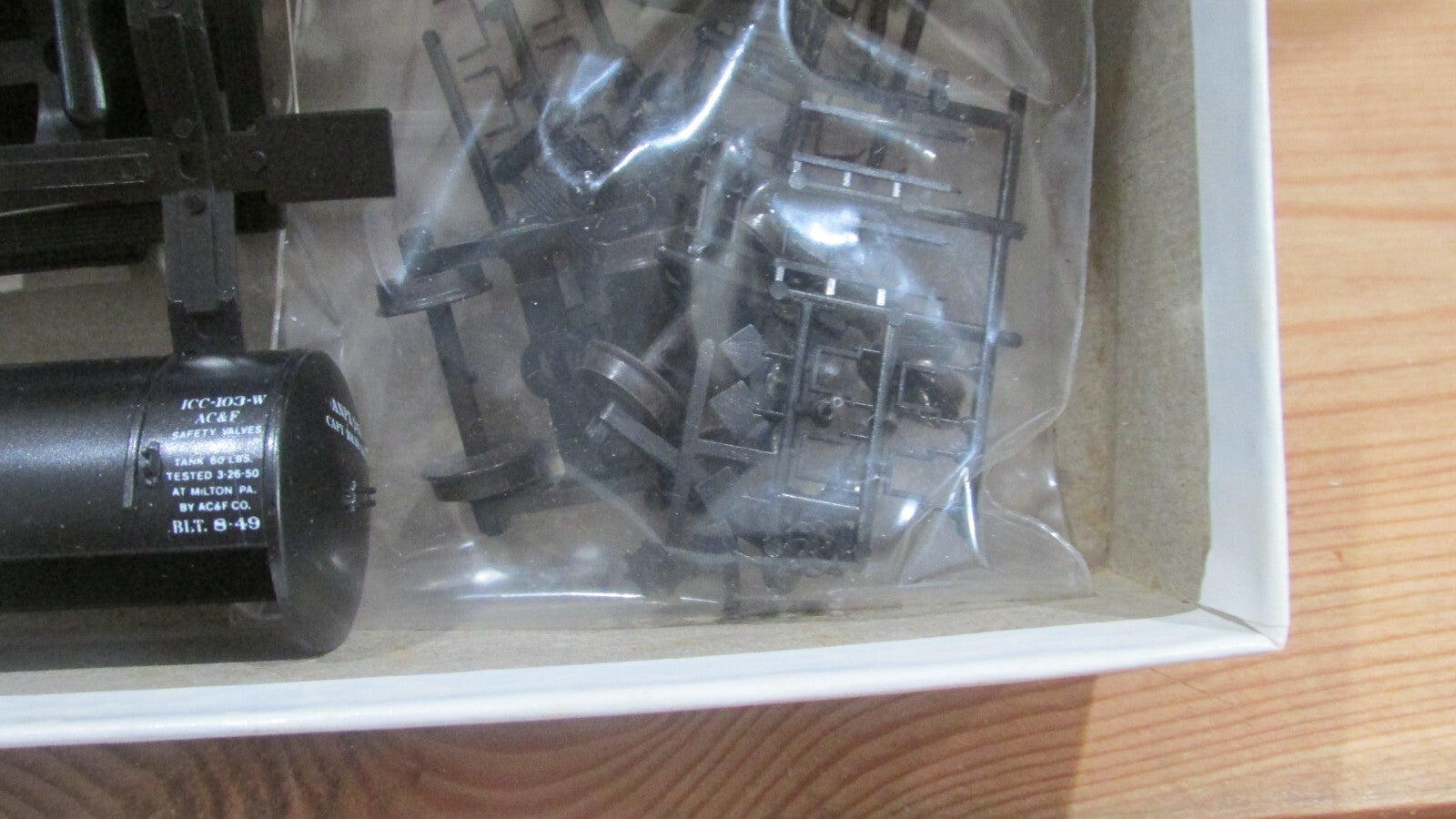 Ho Scale Red Caboose 10,000Gallon Tank Car Kit Anchor Lot#0180
