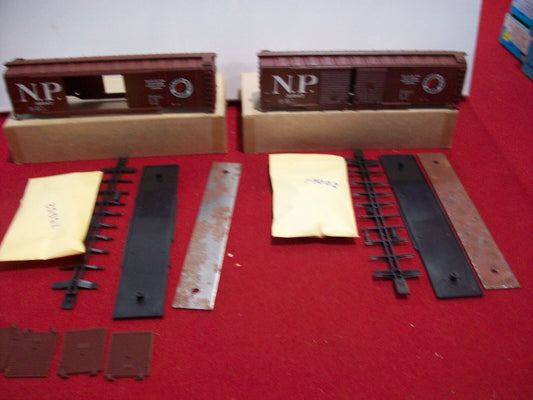HO Scale (2) Athearn Northern Pacific Railway Cars Kit Lot#4068