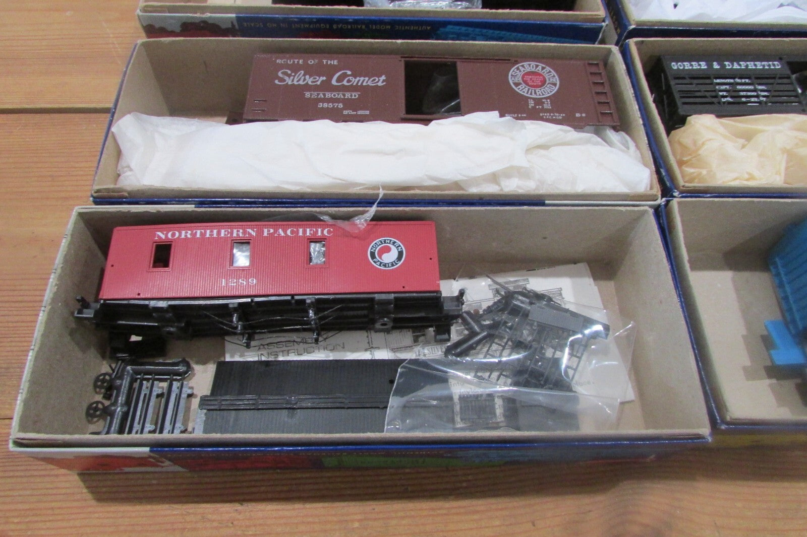 HO Scale Roundhouse (8) Assorted Freight Cars Kit Lot#4373