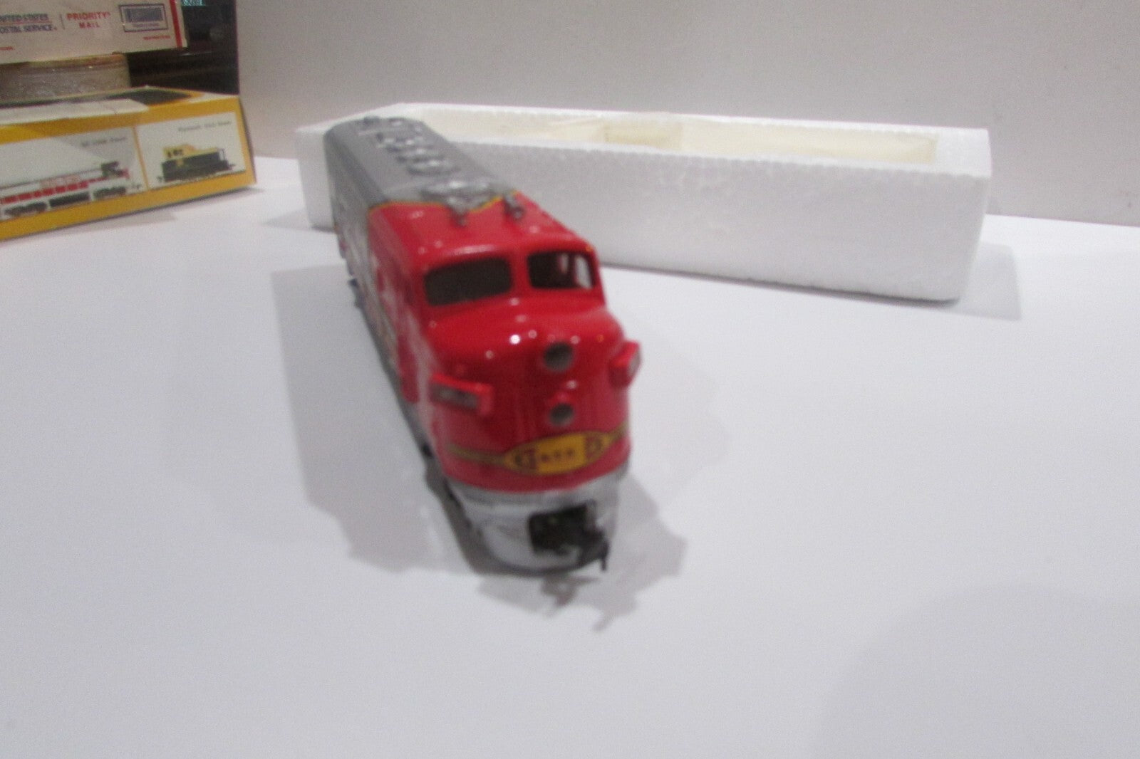HO Scale Bachmann 41-615-02 EMD F9 Diesel Locomotive Santa Fe Lot#2816
