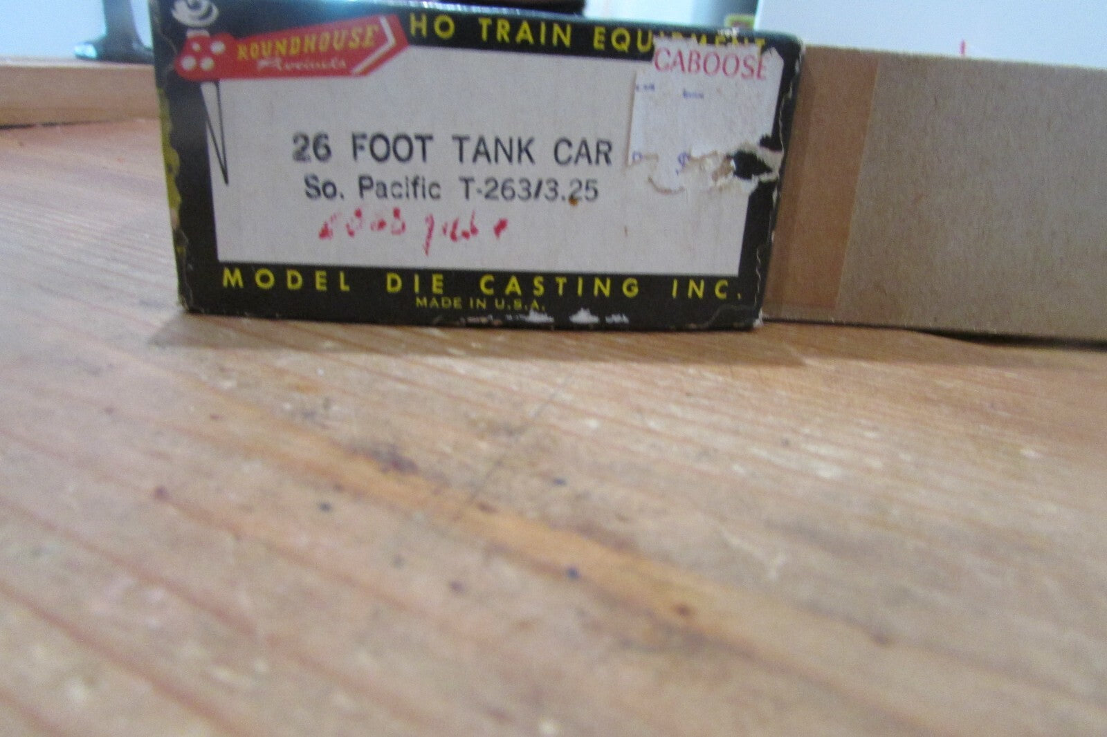 HO Scale RoundHouse 26 Foot Tank Car Union Pacific   RH4361