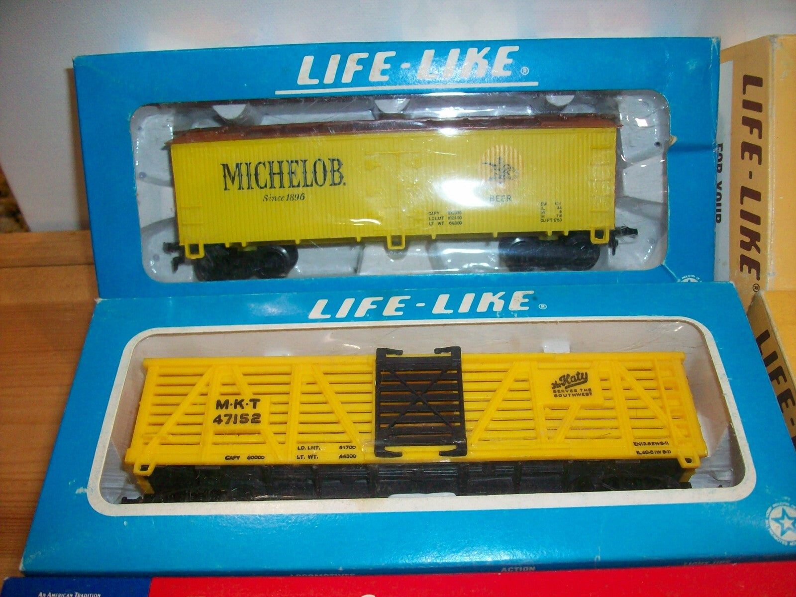 HO Scale Life-Like (9) Assorted Freight Cars in Box Lot#0471