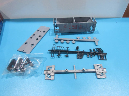 HO Scale RoundHouse 1432 Covered Hopper Car Kit Union Pacific RH1432
