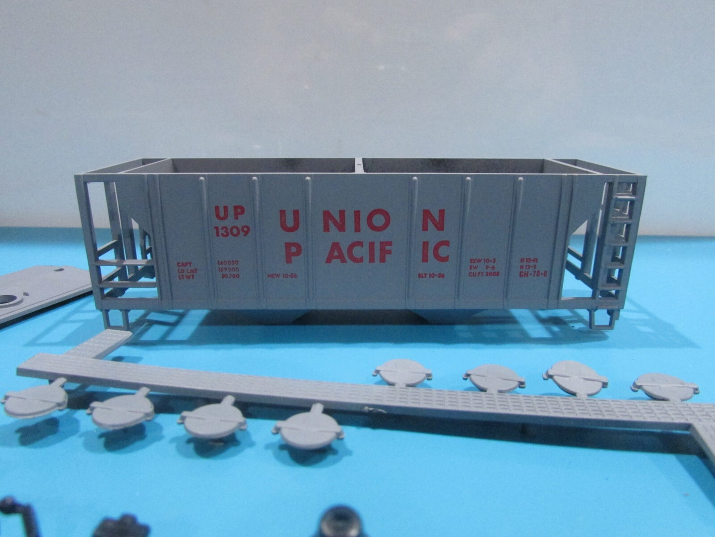 HO Scale RoundHouse 1432 Covered Hopper Car Kit Union Pacific RH1432