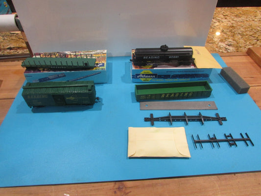 HO Scale Athearn (4) Assorted Freight Cars Reading Lot#2177
