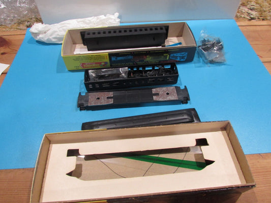 HO Scale Roundhouse (2) Passsenger Cars Undecored  Lot#1774