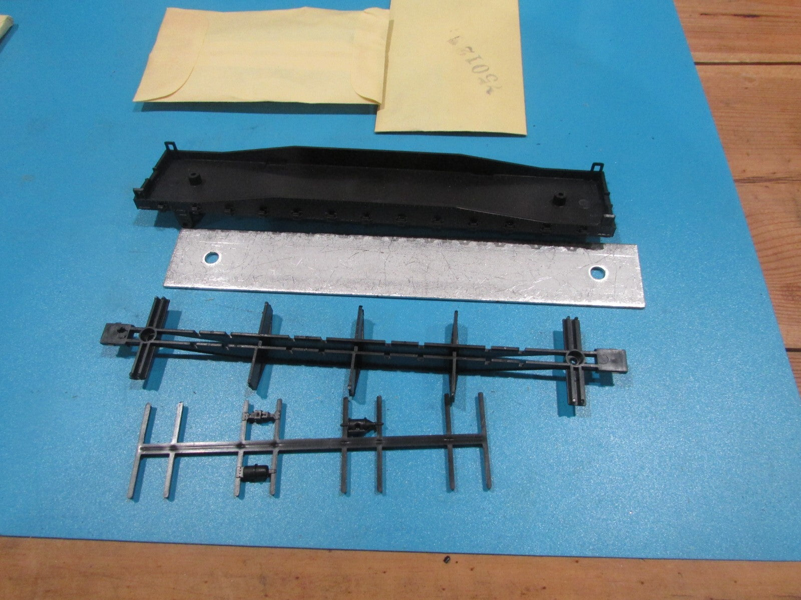 HO Scale Athearn (2) Flat Cars Undecorated Lot#1880