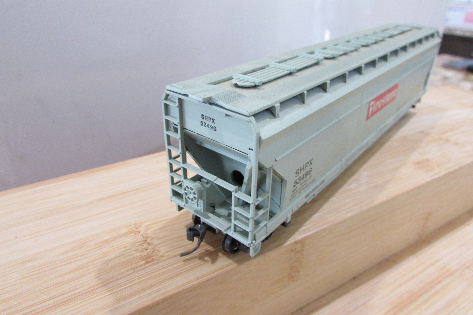 HO Scale  Athearn 4Bay Covered Hopper Firestone  SHPX 53496 Lot#5182