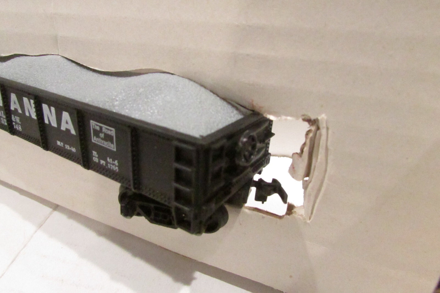 HO Scale AHM 5437 Gondola with Load Lackawanna D.L&W.#32748