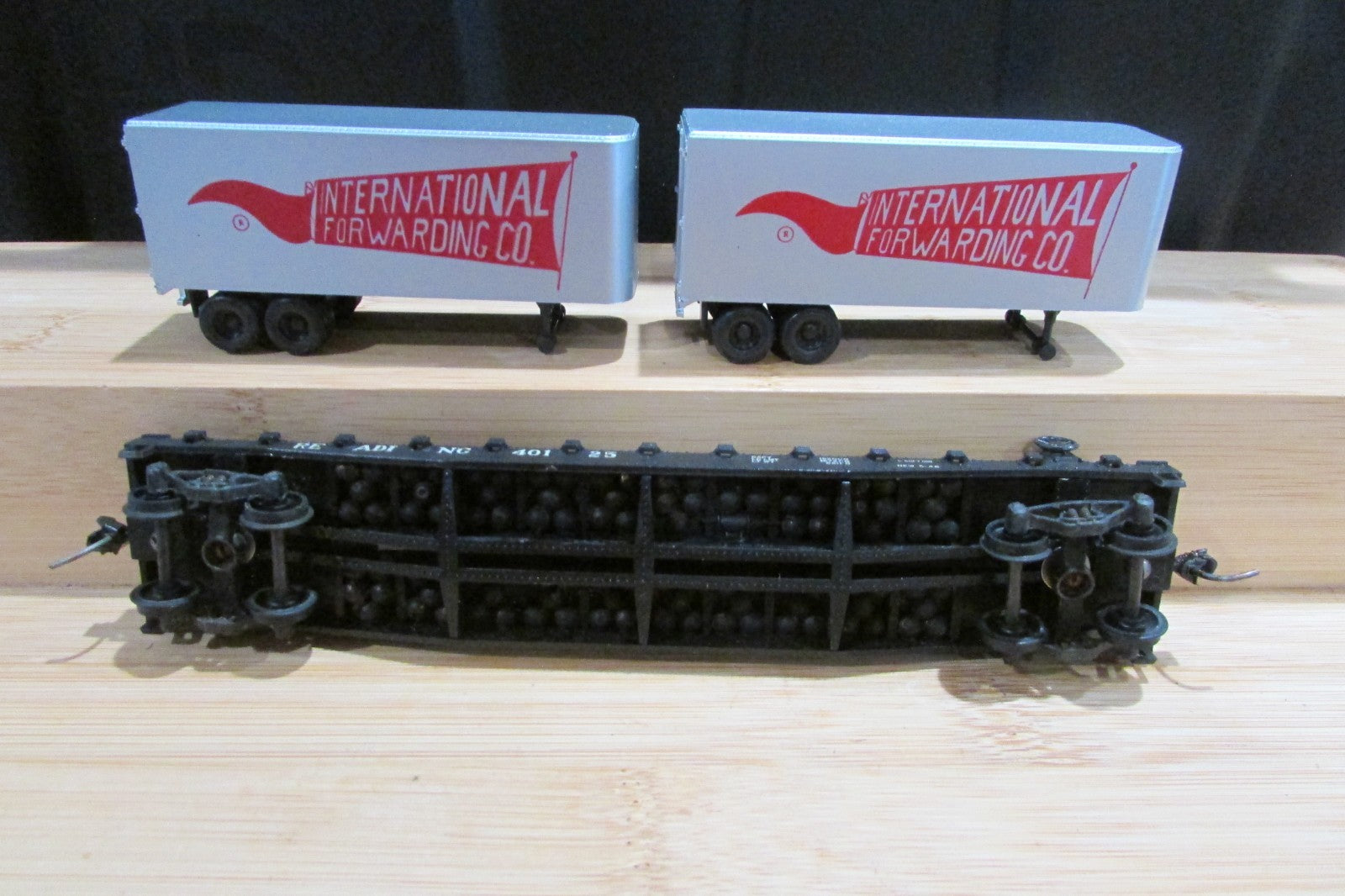 HO Scale Athearn 1402 50ft Flat Car Reading w/ 2 Trailers International ATH5189