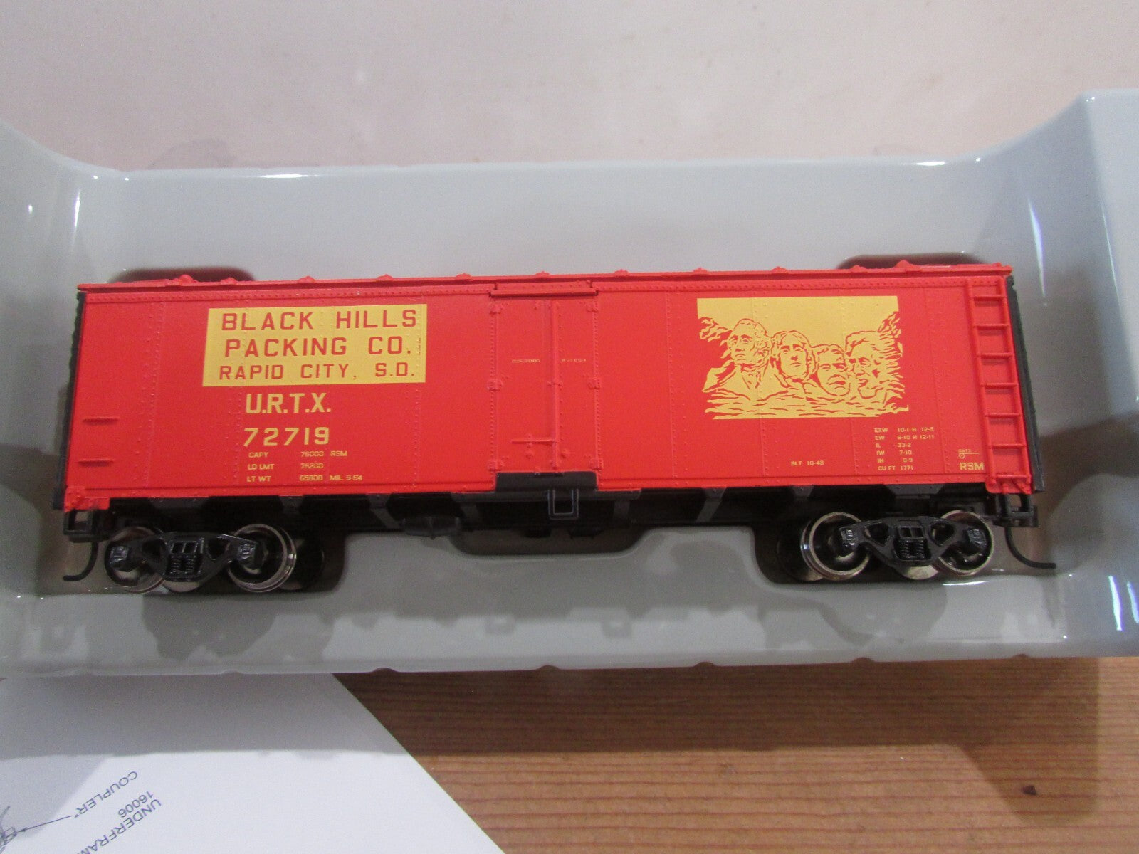 HO Scale Athearn 71325 40' Steel Reefer Black Hills Packing Co. #72719