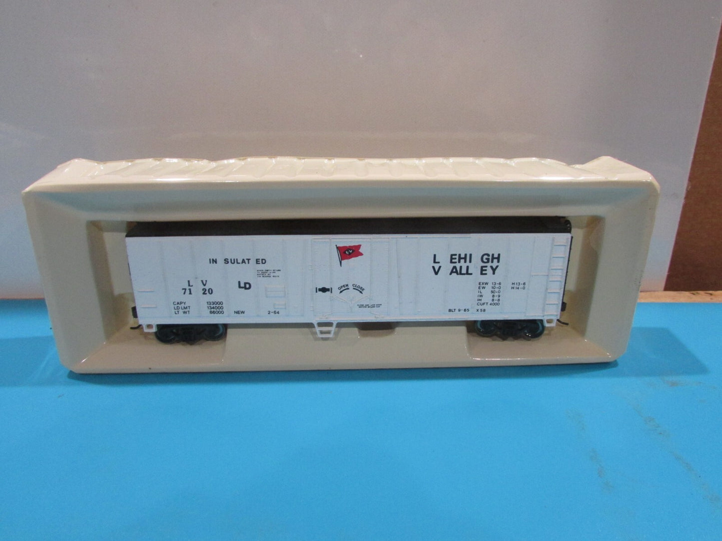 HO Scale Bachmann 17927 50' Steel Reefer Lehigh Valley Lot#0854