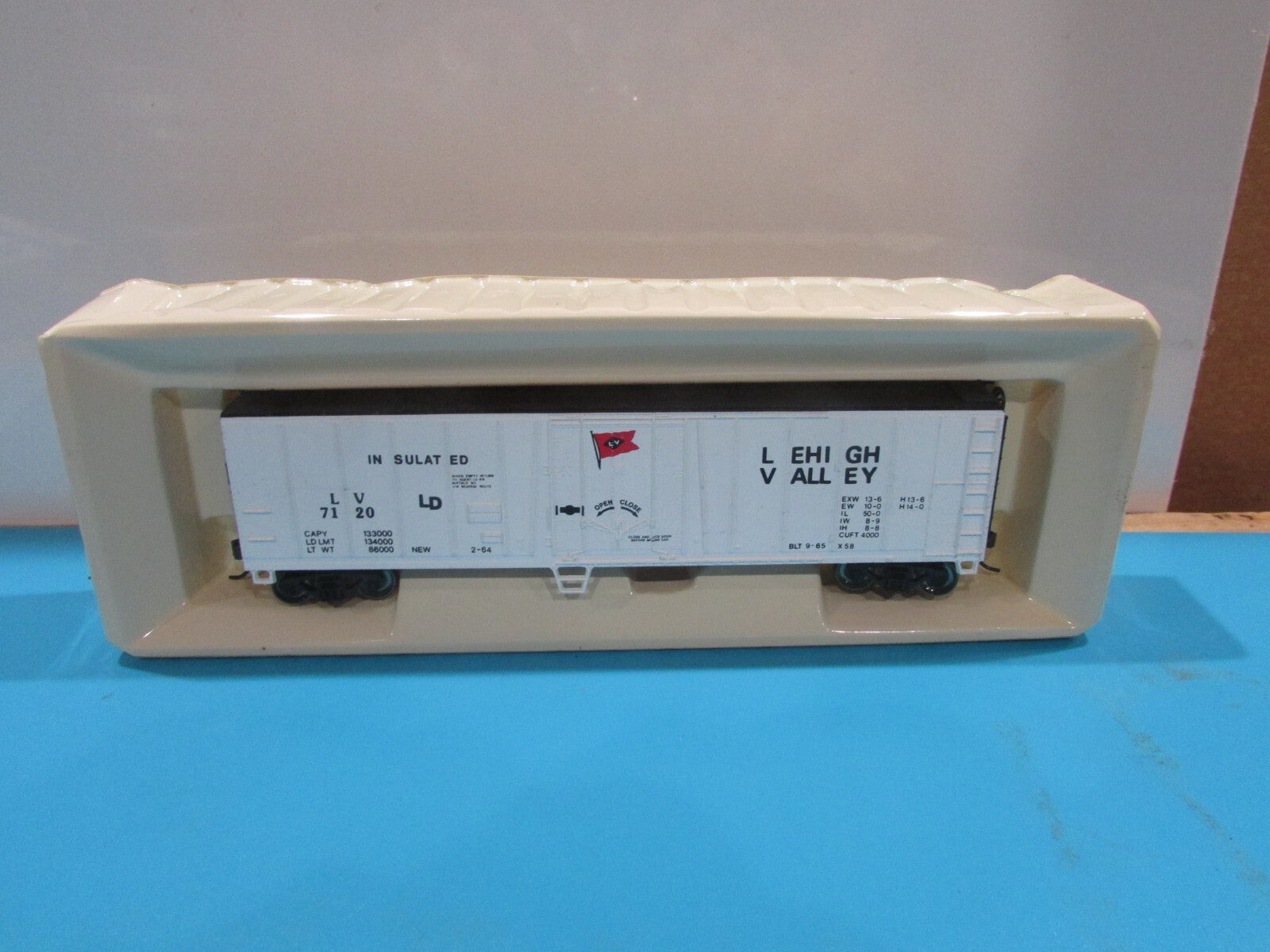 HO Scale Bachmann 17927 50' Steel Reefer Lehigh Valley Lot#0854