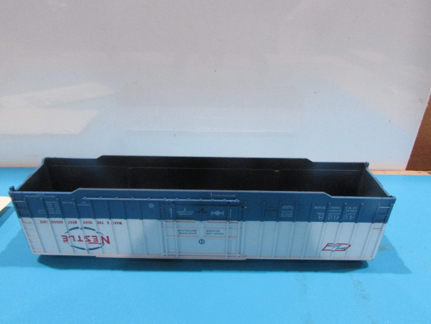 HO Scale Athearn 5284 50ft Plug Door Box Car Kit Nestle Lot#0851