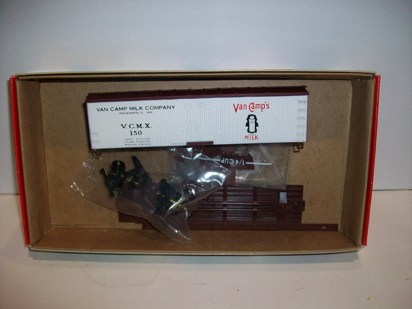 HO Scale 932-2480 Walthers 40' Reefer Wood End "Van Cam Milk Company"