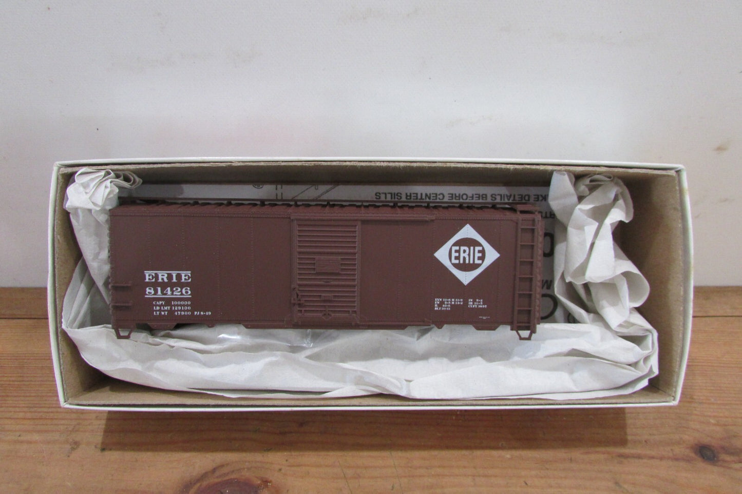 HO Scale Accurail 3525 40' Steel Box ERIE Kit