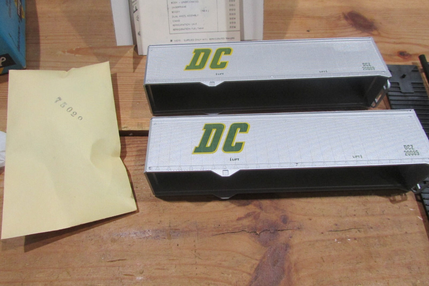 HO Scale Athearn 40FT Trailer DC Trucking 2 per Box ATH4496