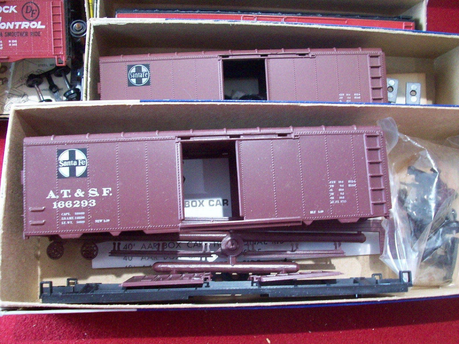 HO Scale (4)Roundhouse  Assorted Freights Cars " Santa Fe" Kits Cars Lot#0540