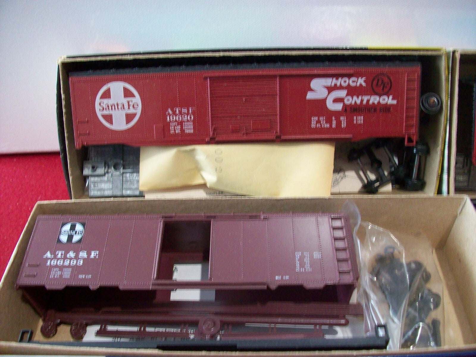 HO Scale (4)Roundhouse  Assorted Freights Cars " Santa Fe" Kits Cars Lot#0540