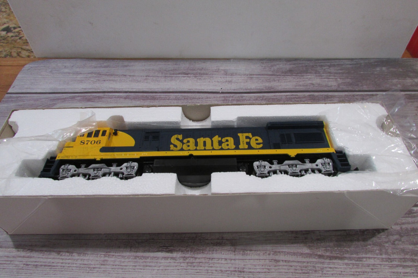 HO Scale Atlas 8501 U36C Santa Fe Diesel Locomotive #8706 Lot#2968