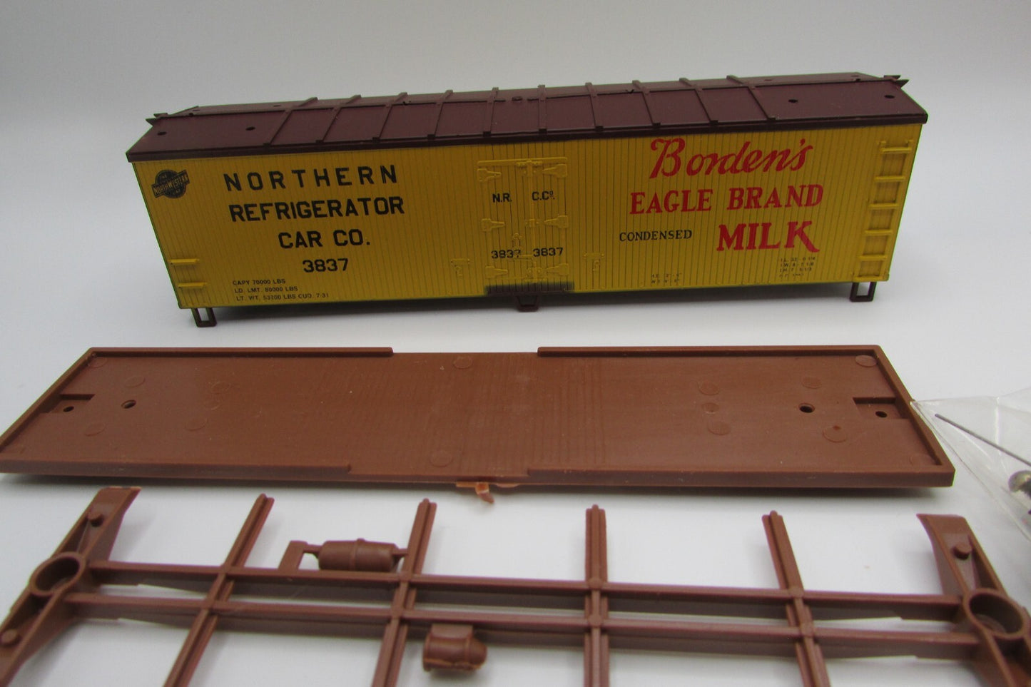 HO Scale Walthers 932-2482 40ft Reefer Wood End Borden WAL4672