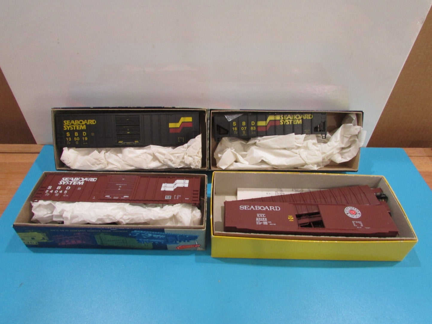HO Scale (4) Assorted Freight Cars Kits Seaboard Lot#1017