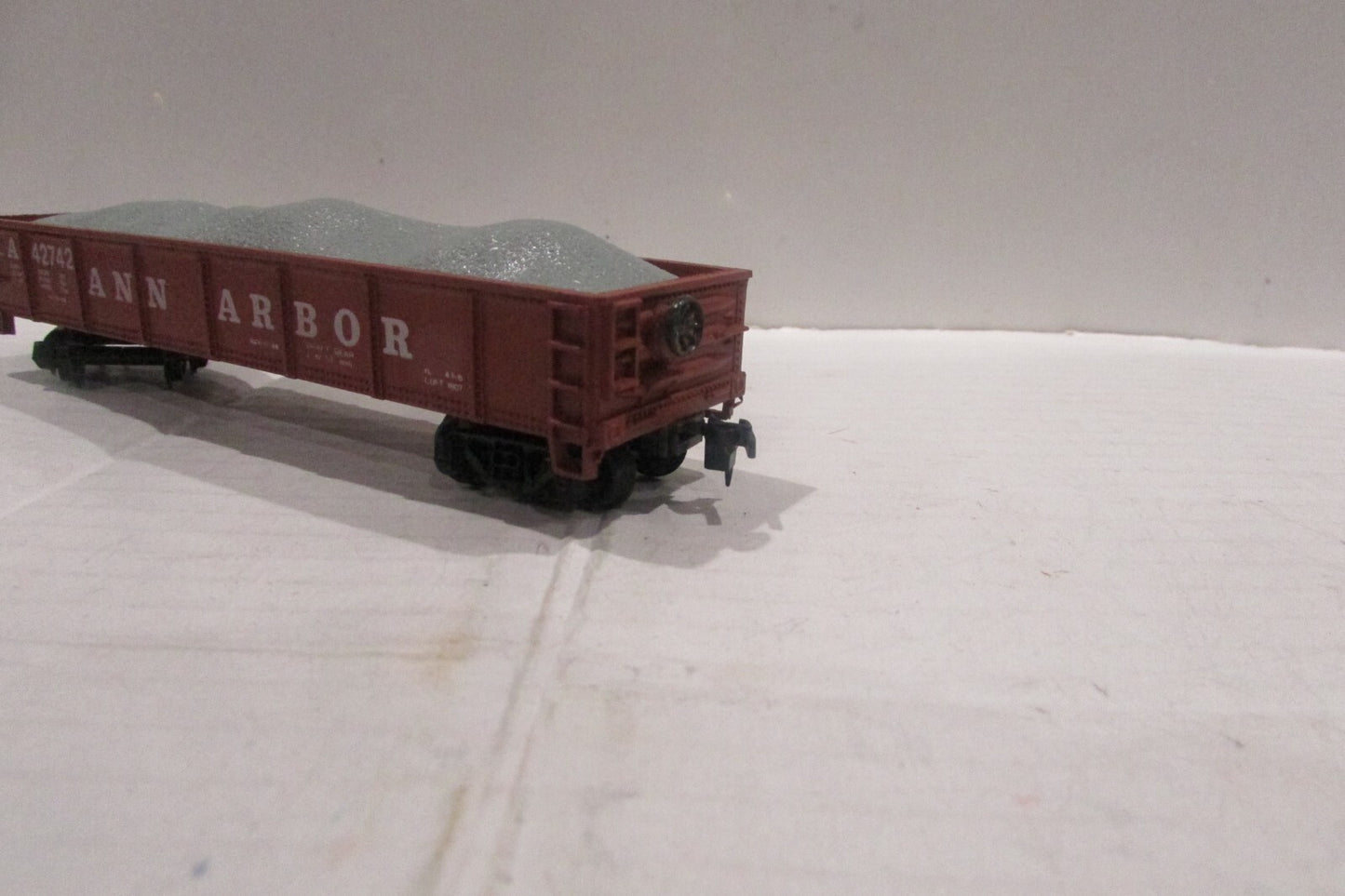 HO Scale AHM 5431-K Gondola with Load Ann Arbor