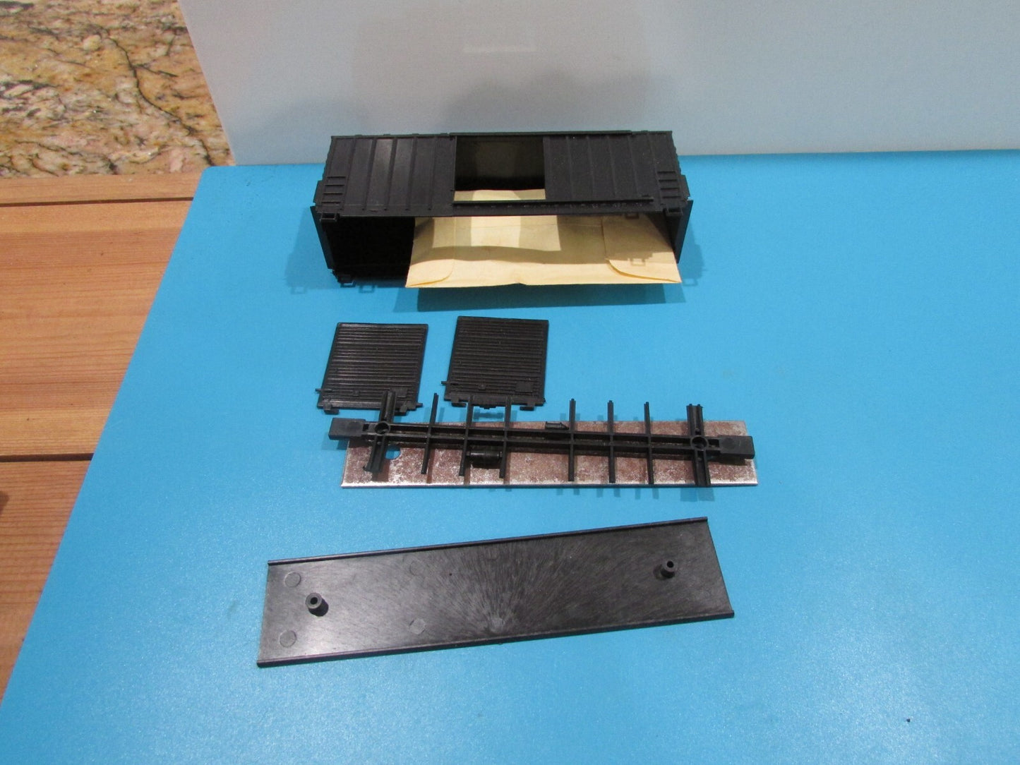 HO Scale Athearn (5) Assorted Freight Cars "Undecorated Cars" Lot#1171