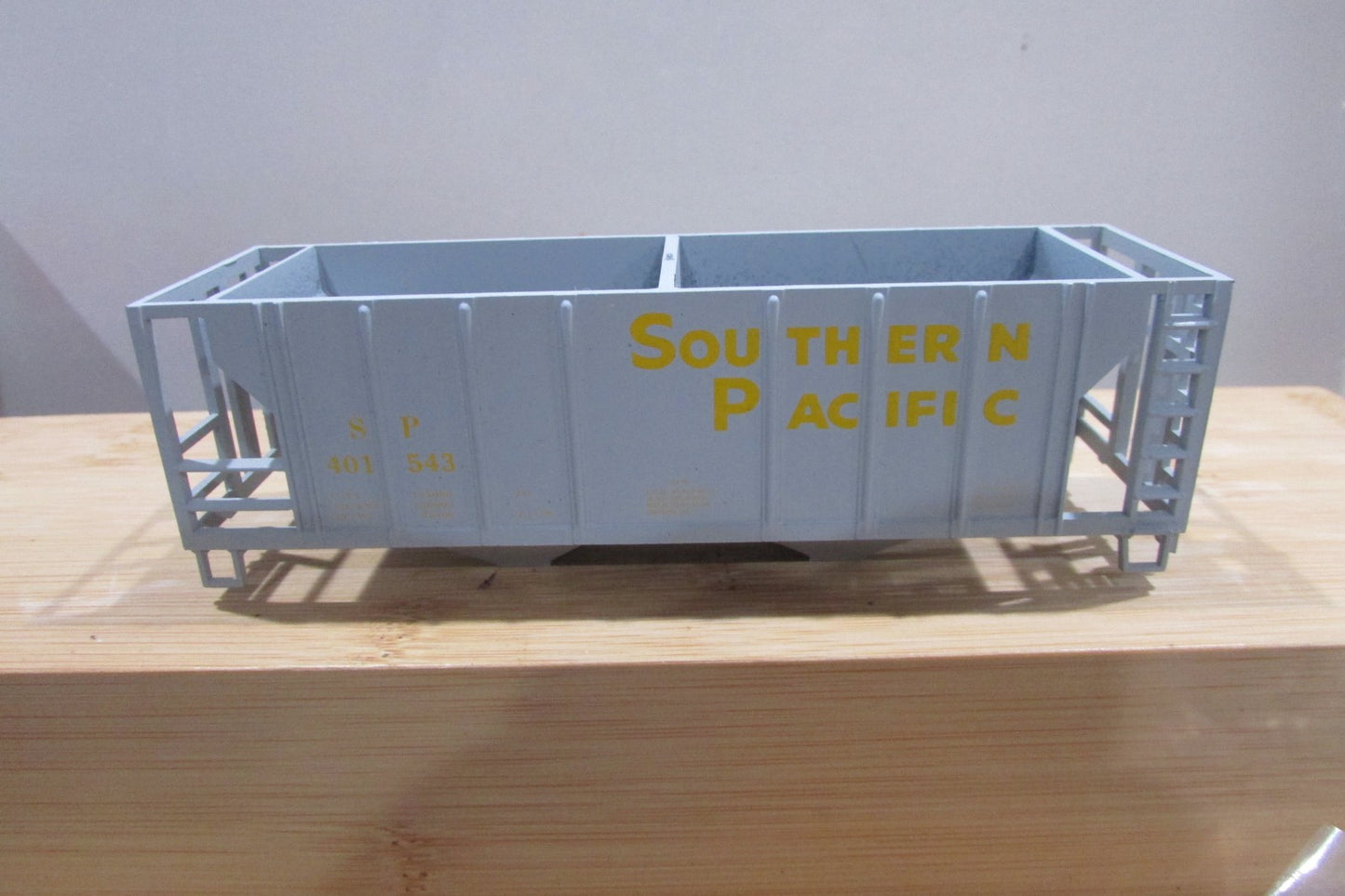 HO Scale Roundhouse 3212 2Bay Covered Hopper Southern Pacific RH5098