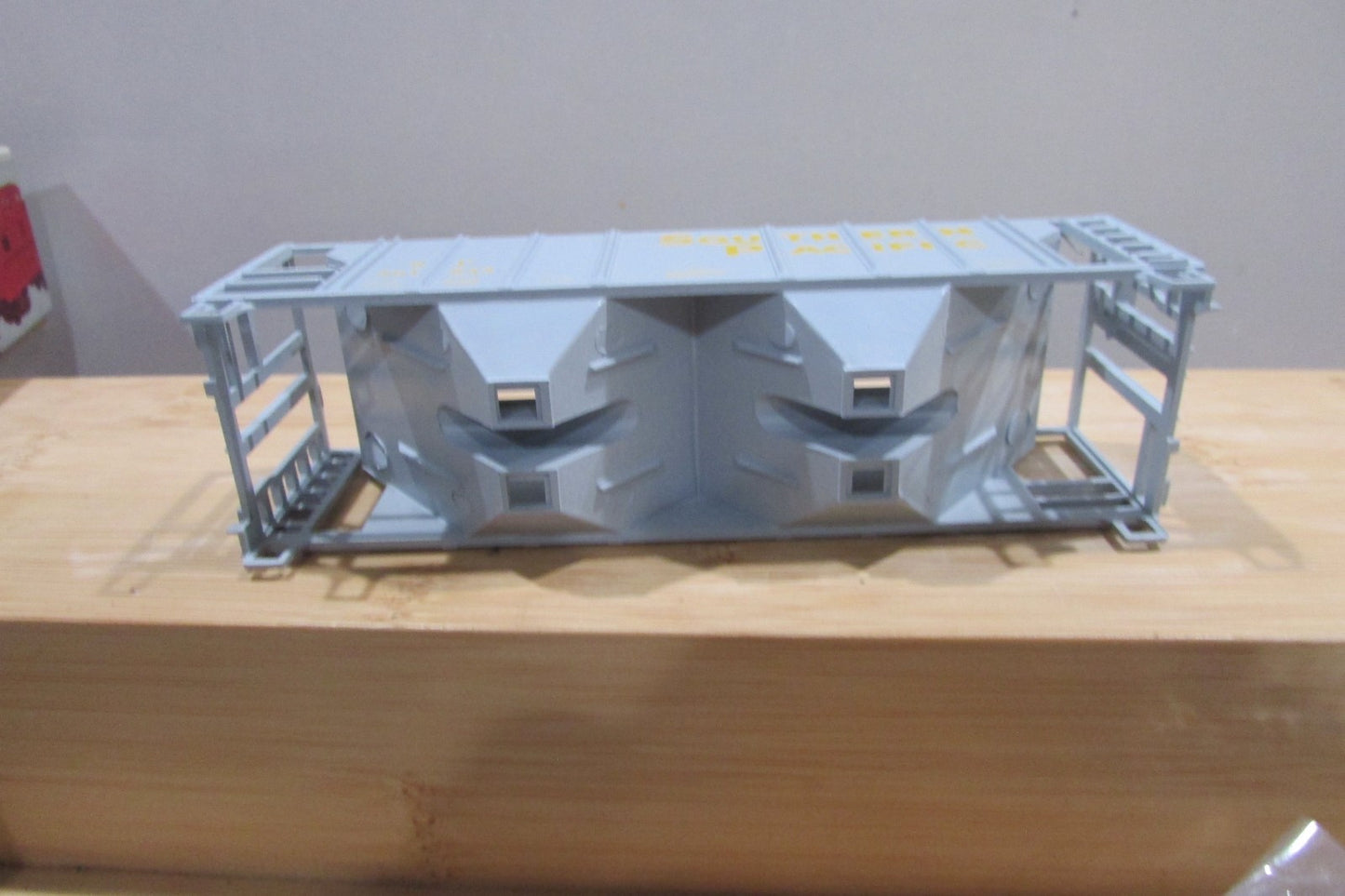 HO Scale Roundhouse 3212 2Bay Covered Hopper Southern Pacific RH5098