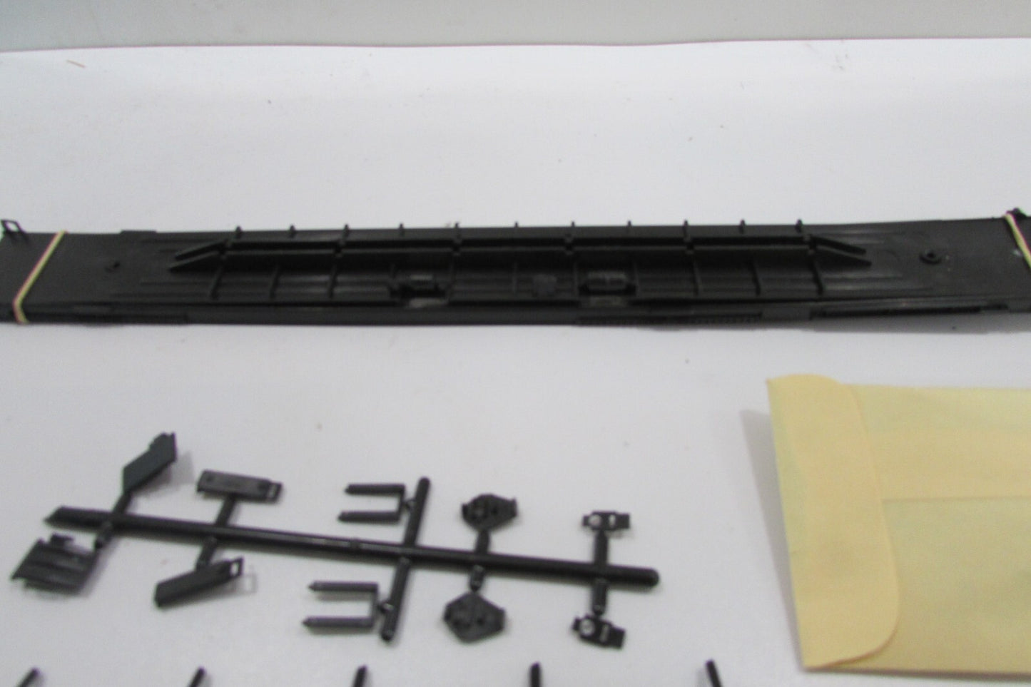 HO Scale Athearn 2000 86 ft Flat Car Kit Undecorated