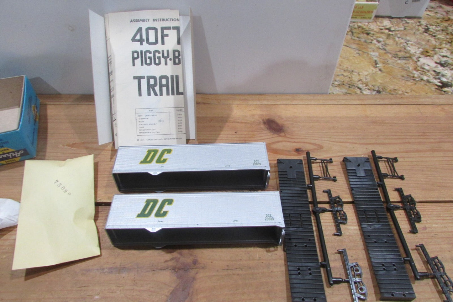 HO Scale Athearn 40FT Trailer DC Trucking 2 per Box ATH4496